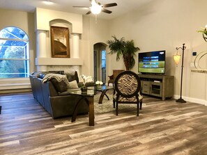 Smart-TV, Tischfußball, Bücher