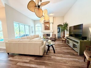 Smart TV, table football, books - Retreat with Private Caged, Salt Water Pool, 4 Bd/3 Ba, Near Busch Gardens & USF (Temple Terrace)