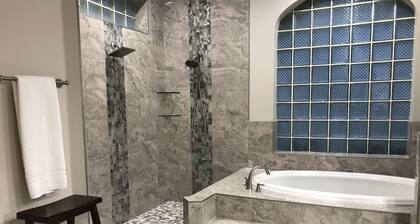 Retreat with Private Caged, Salt Water Pool, 4 Bd/3 Ba, Near Busch Gardens & USF