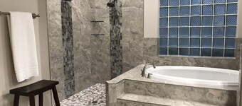 Riverhills Retreat yksityisellä uima-altaalla, 4 Bd / 3 Ba, lähellä Busch Gardens, USF, Moffit