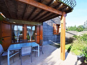 Outdoor dining - Stunning private villa for 6 people with WIFI, A/C, private pool, TV, terrace and pets allowed (Lusignan-petit)