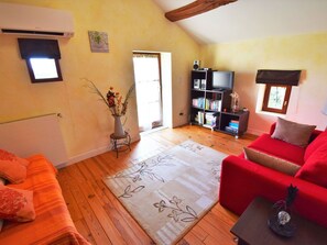 TV, fireplace, DVD player - Wonderful private villa for 6 guests with private pool, A/C, WIFI, TV, terrace and pets allowed (Lusignan-petit)