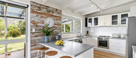 Fridge, oven, stovetop, dishwasher