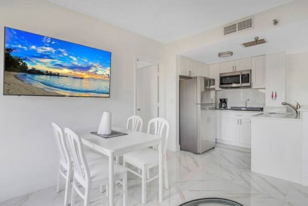 Réfrigérateur, micro-ondes, plaque de cuisson, lave-vaisselle