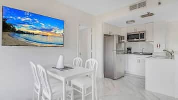 Kühlschrank, Mikrowelle, Herdplatte, Geschirrspüler