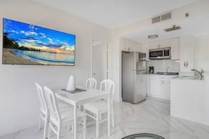 Fridge, microwave, stovetop, dishwasher - CLOSE TO UNIVERSAL and International drive, 2 bedroom king suite with parking (Orlando)