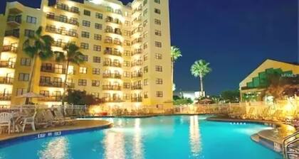 CLOSE TO UNIVERSAL and International drive, 2 bedroom king suite with parking