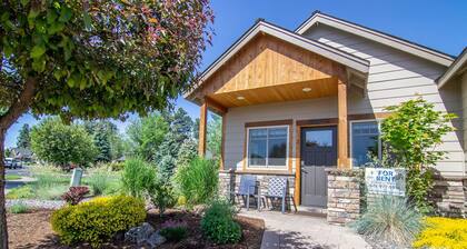 Views! 1 Blk to Town,New+Spotless, pets ok- South