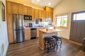 Fridge, microwave, stovetop, dishwasher