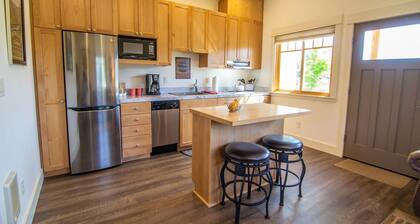 Views! 1 Blk to Town,New+Spotless, pets ok- South