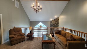 TV connectée, cheminée, livres