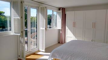 3 bedrooms, desk, iron/ironing board, travel crib