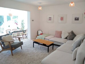 Smart TV, video games, books, stereo - Fabulous house on the river Thames riverside, near Windsor, Heathrow and London (Wraysbury)