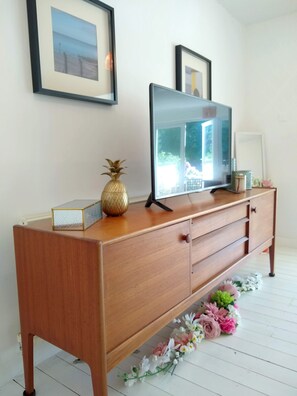 3 bedrooms, desk, iron/ironing board, travel cot - Fabulous house on the river Thames riverside, near Windsor, Heathrow and London (Wraysbury)