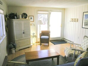 Cottage, 1 Queen Bed, Patio, Garden View | Living room