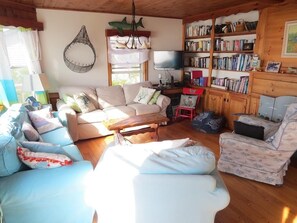 Cottage, Multiple Beds, Patio | Living room