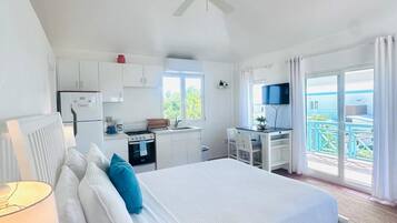 Estudio | Caja de seguridad en la habitación y decoración personalizada