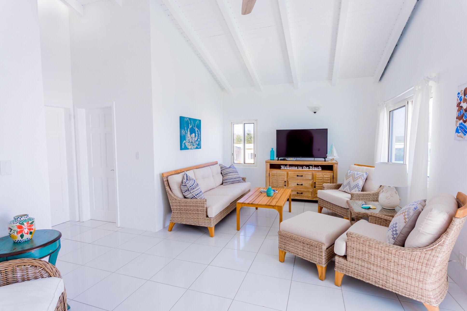 2 Bedroom Beach Front Apartment | Oleskelualue | Taulutelevisio