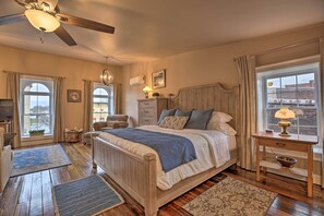 Internet, bed sheets - Chic Main Street Retreat < 7 Mi to KY Horse Park! (Georgetown)