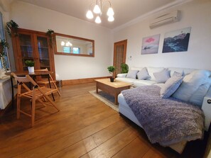 City Apartment | Living room | 32-inch LED TV with digital channels, TV - Trafalgar Square Apartments (London)