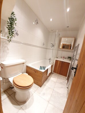 City Apartment | Bathroom | Bathtub, jetted tub, designer toiletries, hair dryer - Trafalgar Square Apartments (London)