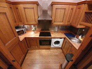 City Apartment | Private kitchen | Full-size fridge, microwave, oven, stovetop - Trafalgar Square Apartments (London)