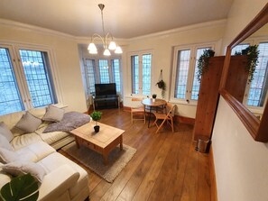City Apartment | Living room | 32-inch LED TV with digital channels, TV - Trafalgar Square Apartments (London)
