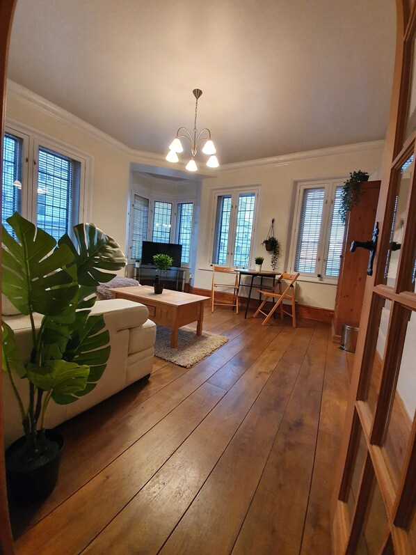 City Apartment | Living room | 32-inch LED TV with digital channels, TV - Trafalgar Square Apartments (London)