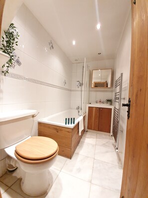 City Apartment | Bathroom | Bathtub, jetted bath, designer toiletries, hair dryer - Trafalgar Square Apartments (London)