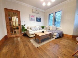 City Apartment | Living room | 32-inch LED TV with digital channels, TV - Trafalgar Square Apartments (London)