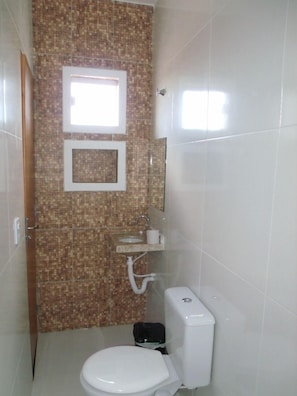 Quarto casal conforto, 1 cama de casal, vista para a cidade | Banheiro | Chuveiro, chuveiro com efeito de chuva, toalhas de banho, sabonete