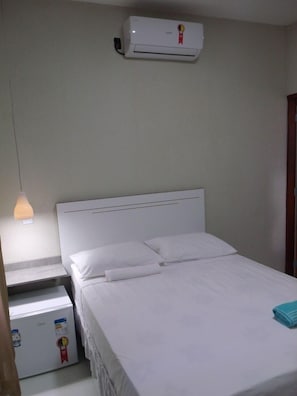 Quarto casal conforto, 1 cama de casal, vista para a cidade | Frigobar, Wi-Fi de cortesia, roupa de cama