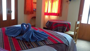 A hotel room with a bed, a small table, and a chair. - Habitaciones Confortables, Cama Extragrande (Huaraz)