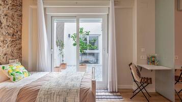 3 slaapkamers, een strijkplank/strijkijzer, reisbedje, gratis wifi