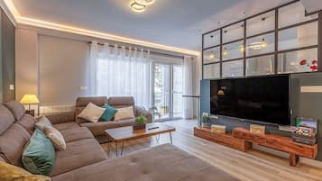 Een smart-tv en boeken