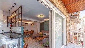 Un espace de vie moderne comprenant une cuisine, un coin repas et un salon confortable.