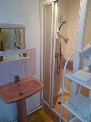 Shower, towels, toilet paper - L'entracte (Saint-Paul-du-Bois)