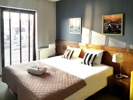 Escritorio y espacio para trabajar con laptop 