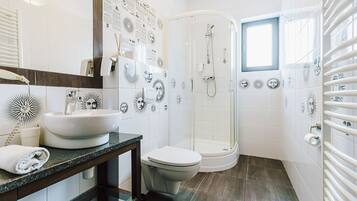 Dusche, Haartrockner, Handtücher, Seife