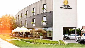Un moderno edificio de hotel con un cartel que dice "HOTEL WILLOWA".