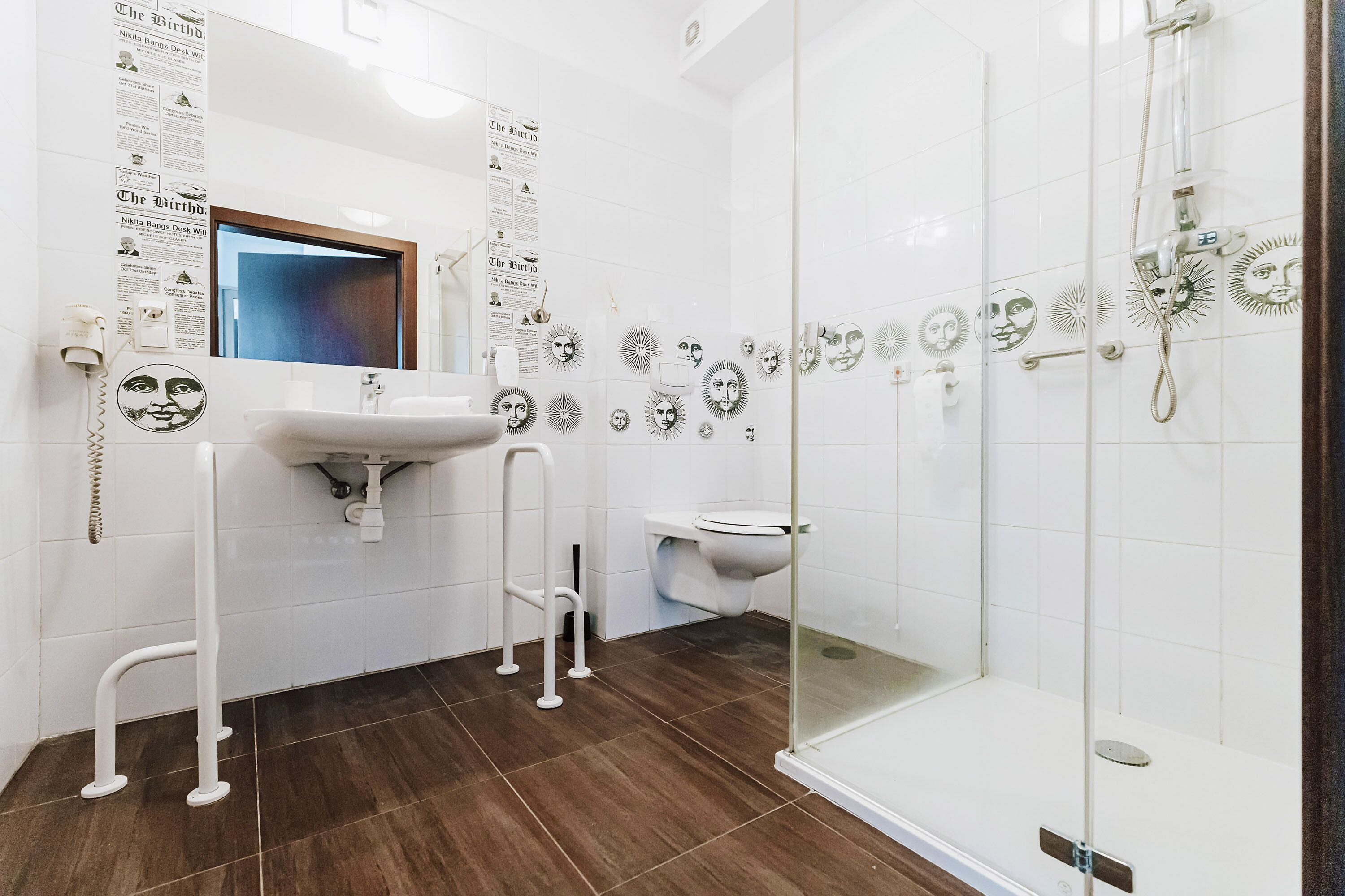 Une salle de bain avec une douche à parois de verre, un lavabo et des toilettes.