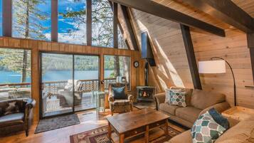 Una Smart TV, una chimenea, un reproductor de DVD, libros