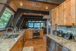 Full-sized fridge, microwave, oven, stovetop