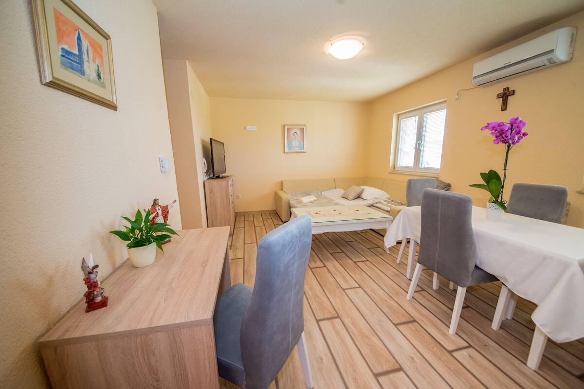 Appartement, 1 chambre | Aire de séjour | Téléviseur à écran plat