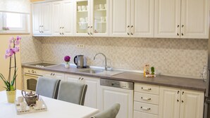 Deluxe-Apartment, 2 Schlafzimmer | Eigene Küche | Wasserkocher mit Kaffee-/Teezubehör, großer Kühlschrank, Ofen