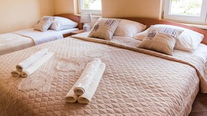 Apartment, 1 Schlafzimmer, Erdgeschoss | Schreibtisch, schallisolierte Zimmer, Bügeleisen/Bügelbrett