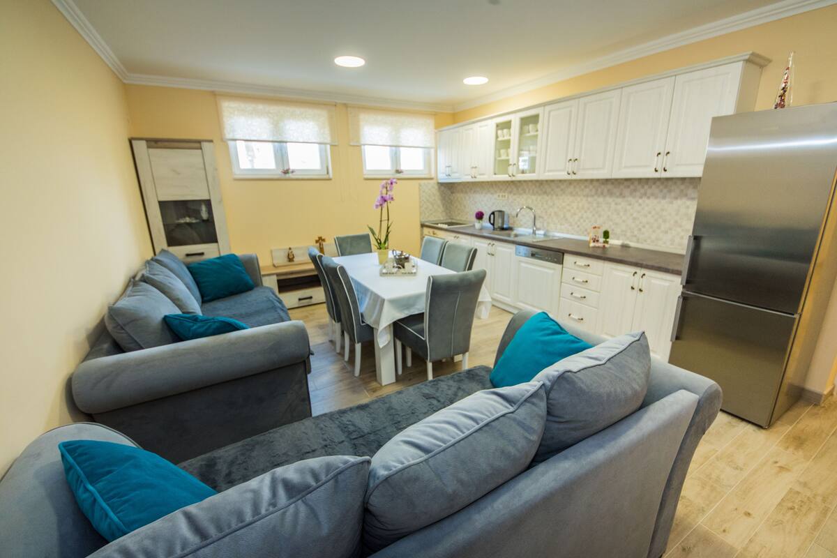 Appartement Deluxe, 2 chambres | Aire de séjour | Téléviseur à écran plat