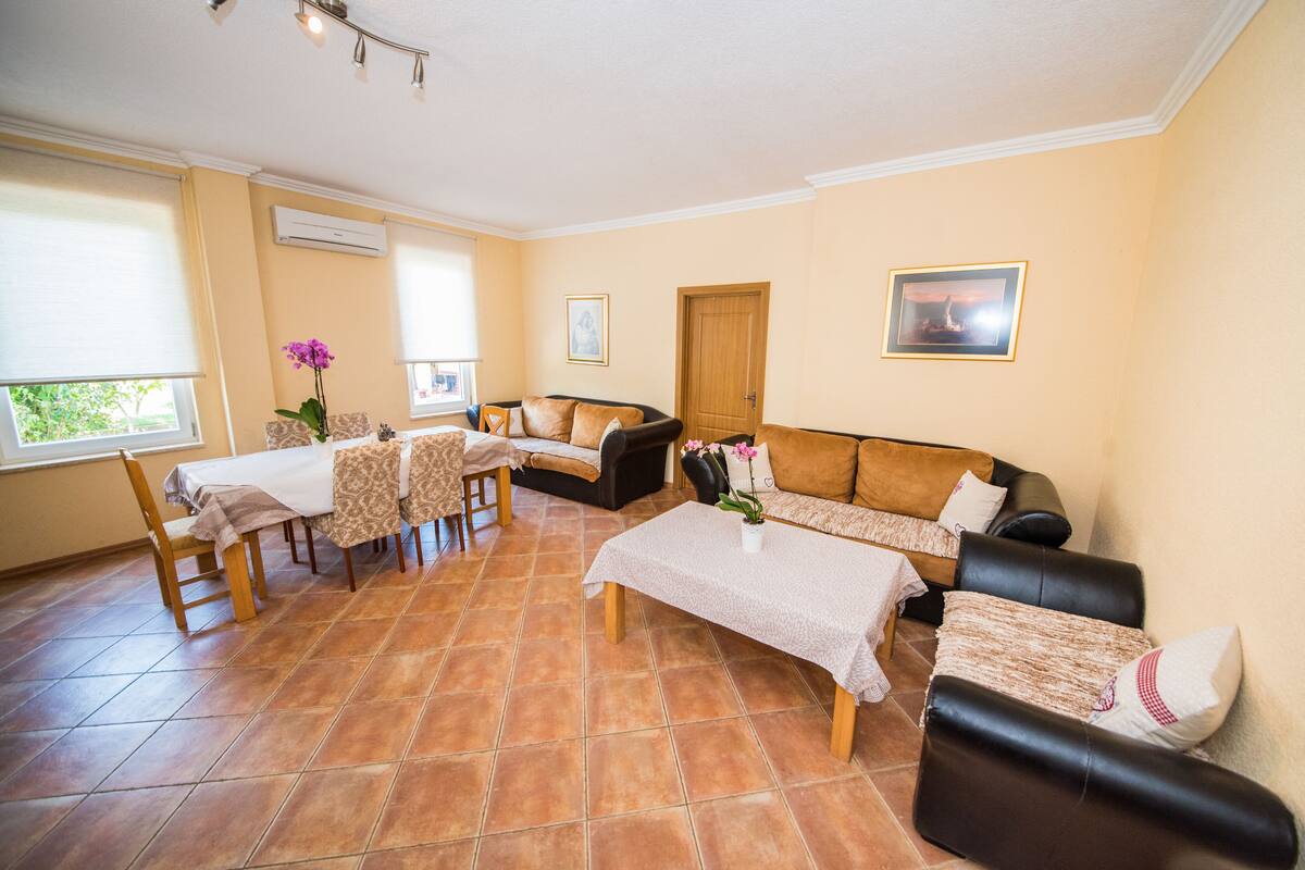 Appartement, 1 chambre, rez-de-chaussée | Aire de séjour | Téléviseur à écran plat