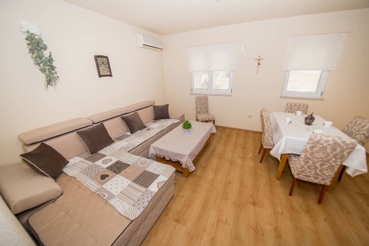 Appartement, balcon | Aire de séjour | Téléviseur à écran plat