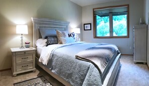 4 habitaciones, escritorio y tabla de planchar con plancha